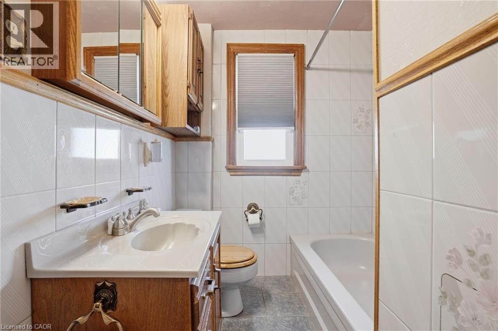 71 Weir Street S, Hamilton, ON - Indoor Photo Showing Bathroom