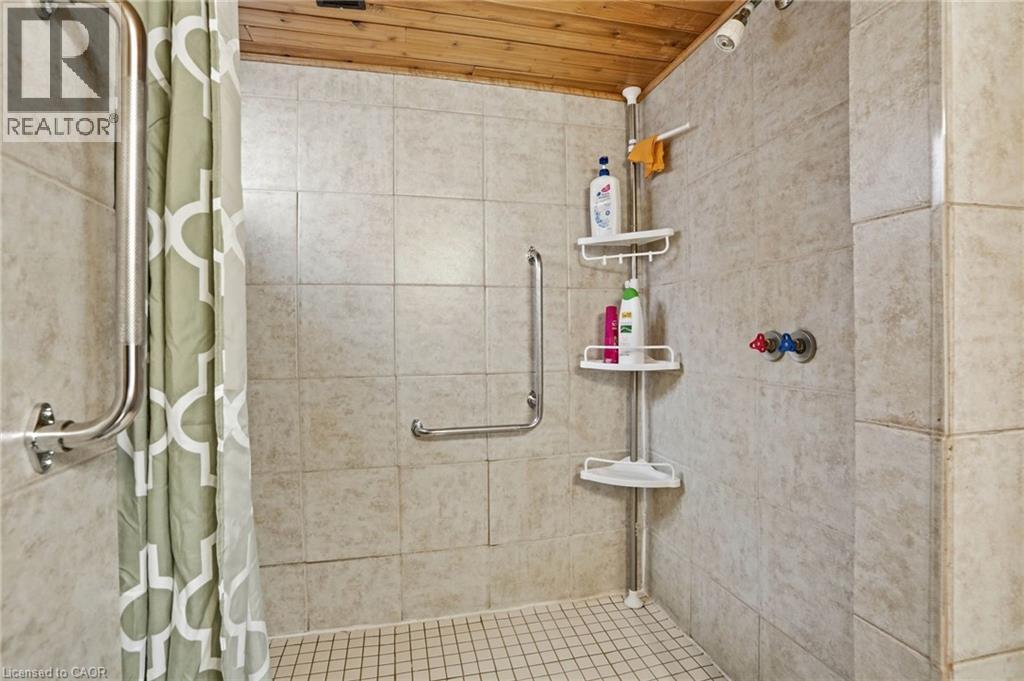 71 Weir Street S, Hamilton, ON - Indoor Photo Showing Bathroom