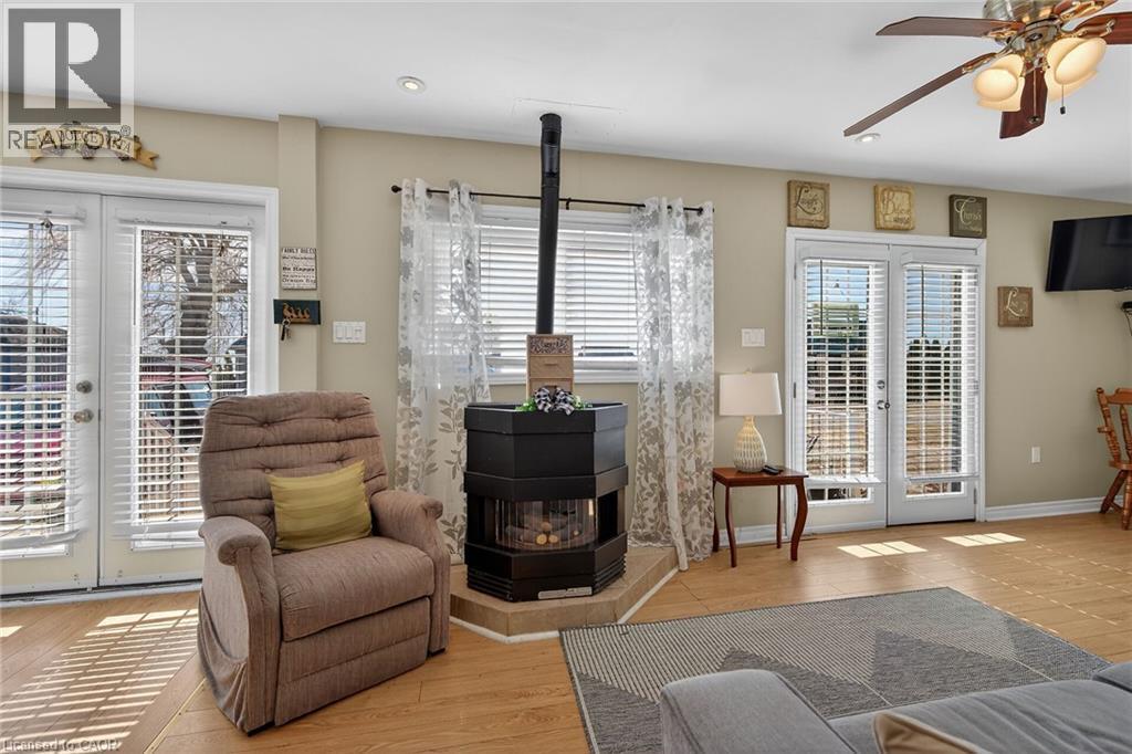 87 Lakeshore Road, Haldimand, ON - Indoor Photo Showing Living Room With Fireplace