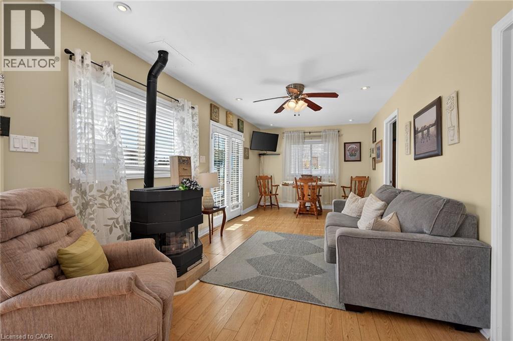 87 Lakeshore Road, Haldimand, ON - Indoor Photo Showing Living Room