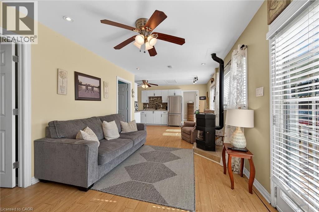 87 Lakeshore Road, Haldimand, ON - Indoor Photo Showing Living Room