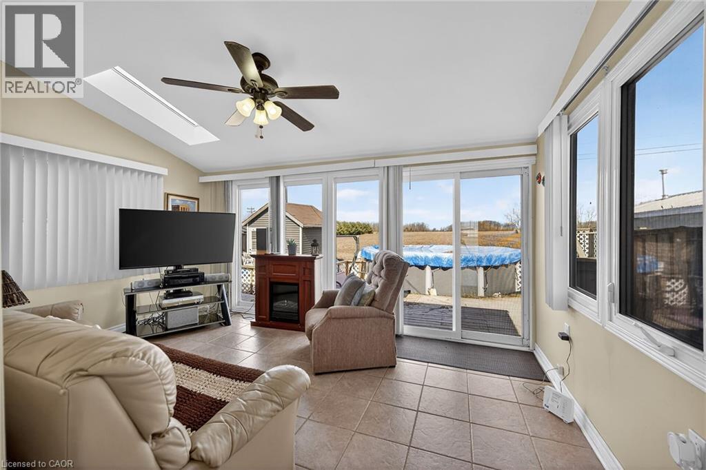 87 Lakeshore Road, Haldimand, ON - Indoor Photo Showing Living Room With Fireplace