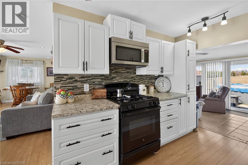87 Lakeshore Road, Haldimand, ON - Indoor Photo Showing Kitchen