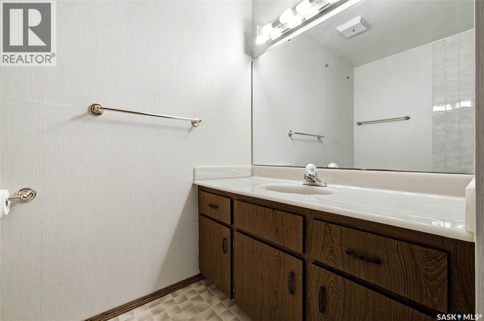 1615 23Rd Avenue, Regina, SK - Indoor Photo Showing Bathroom