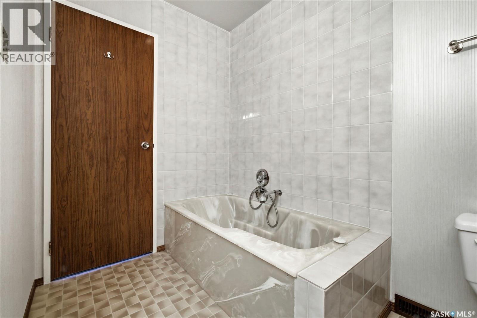 1615 23Rd Avenue, Regina, SK - Indoor Photo Showing Bathroom