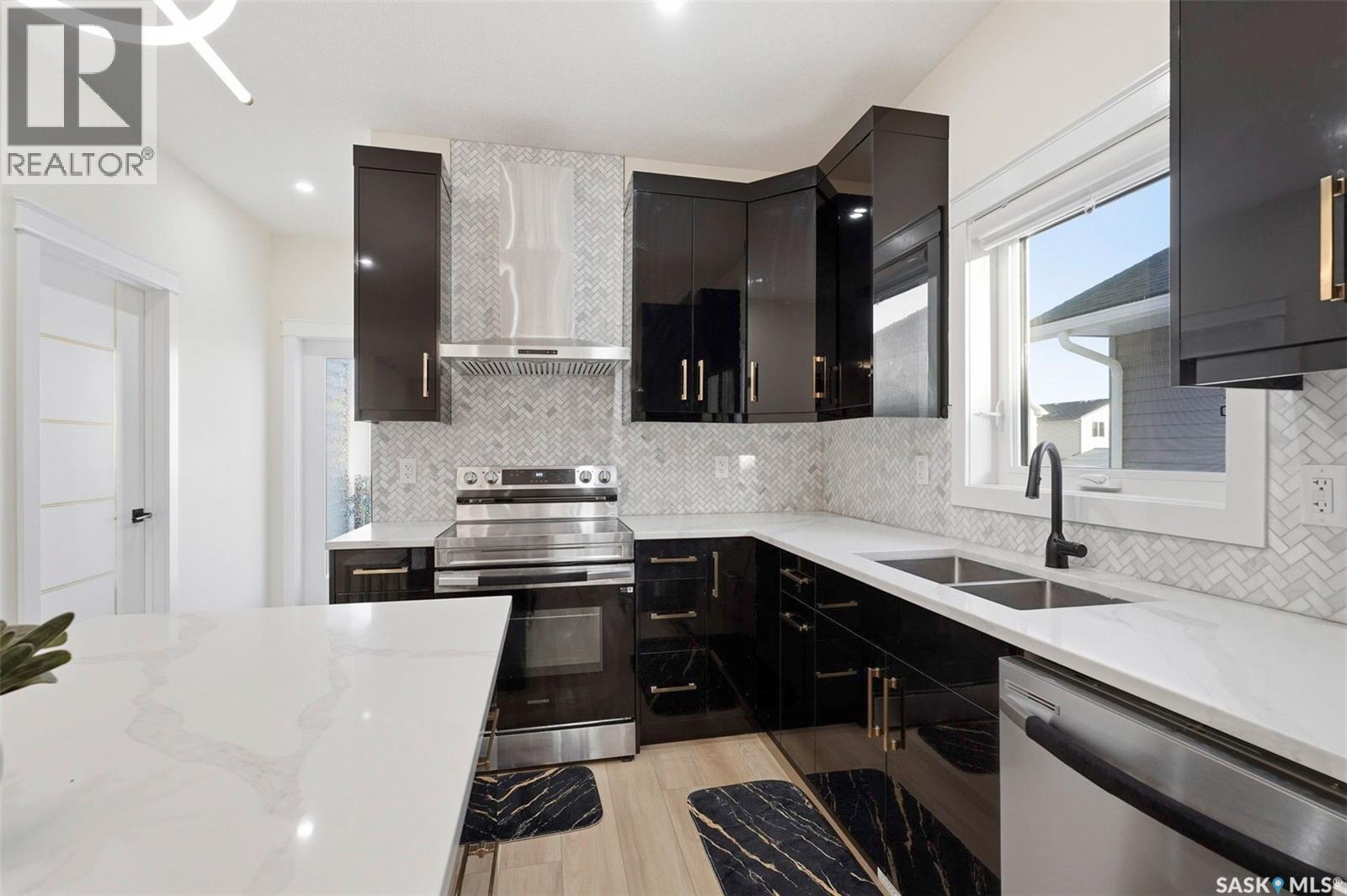 711 Nightingale Road, Saskatoon, SK - Indoor Photo Showing Kitchen With Double Sink With Upgraded Kitchen