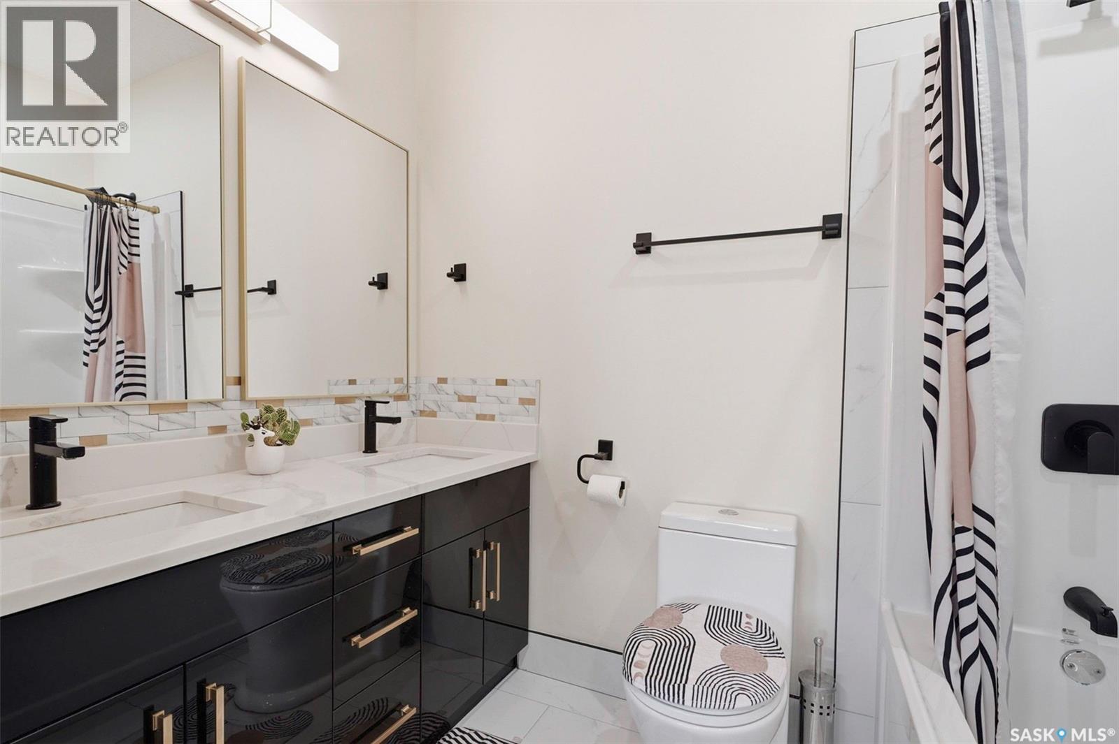 711 Nightingale Road, Saskatoon, SK - Indoor Photo Showing Bathroom