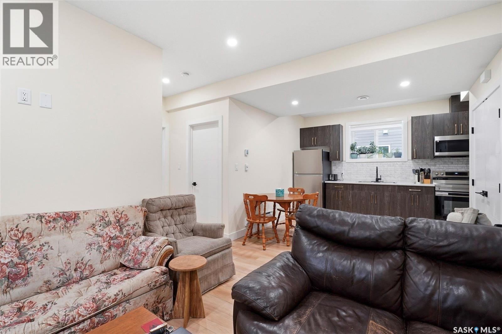 711 Nightingale Road, Saskatoon, SK - Indoor Photo Showing Living Room