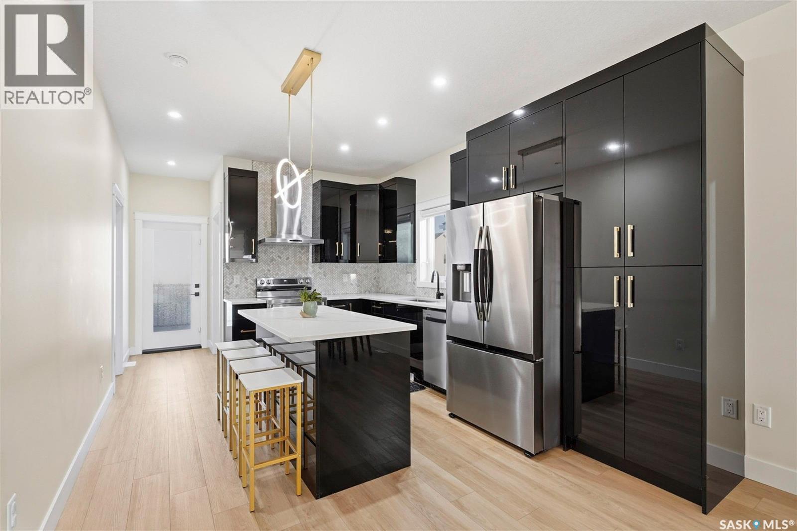 711 Nightingale Road, Saskatoon, SK - Indoor Photo Showing Kitchen With Upgraded Kitchen