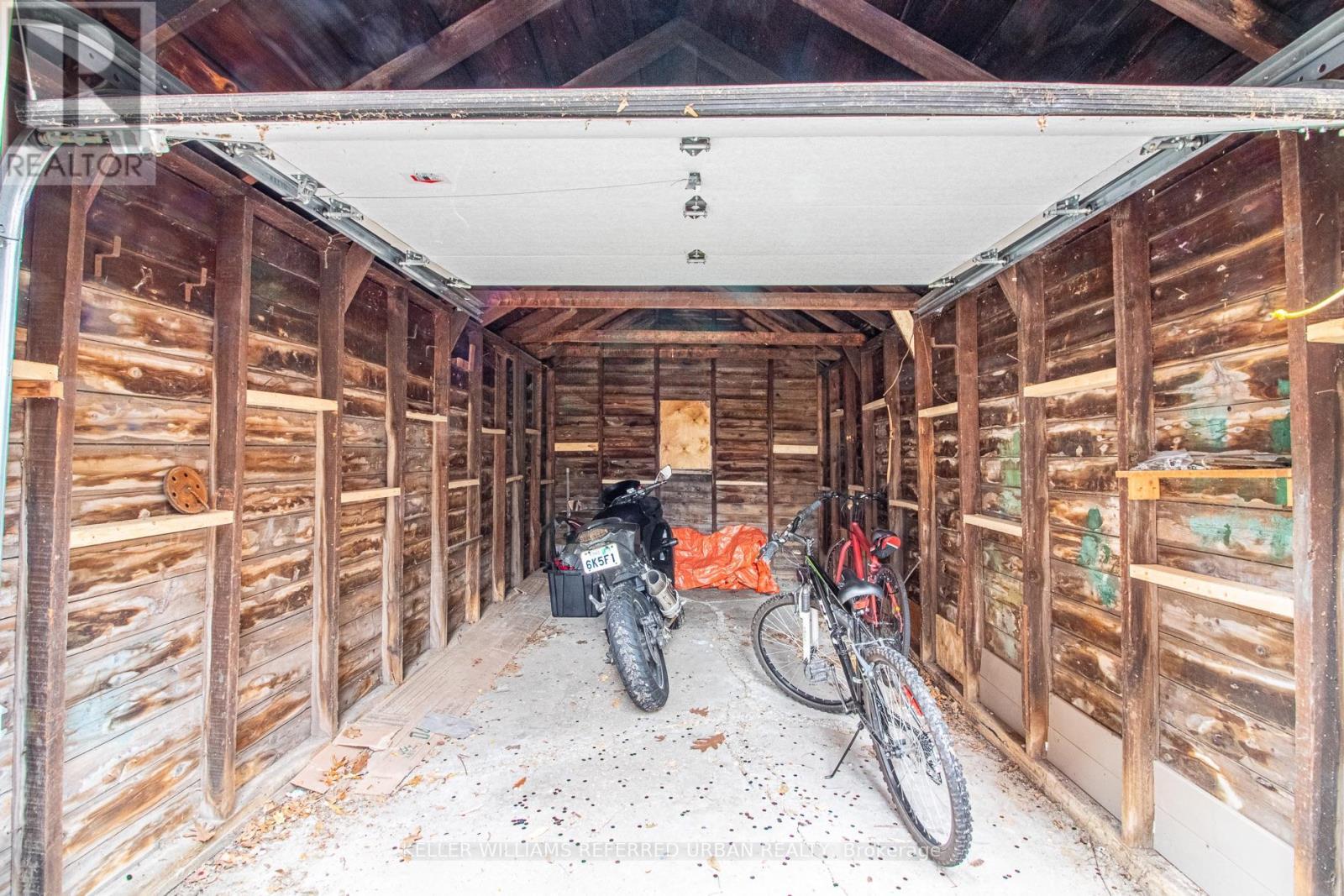 36 Haddon Avenue N, Hamilton, ON - Indoor Photo Showing Garage