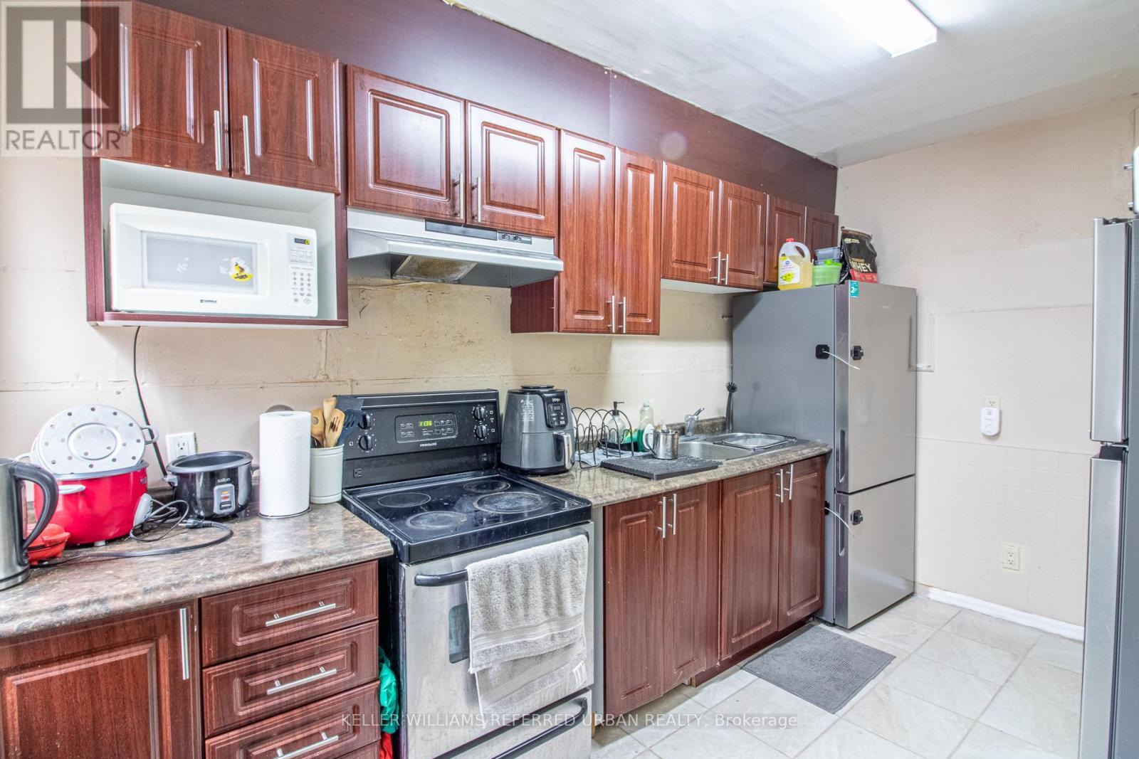 36 Haddon Avenue N, Hamilton, ON - Indoor Photo Showing Kitchen