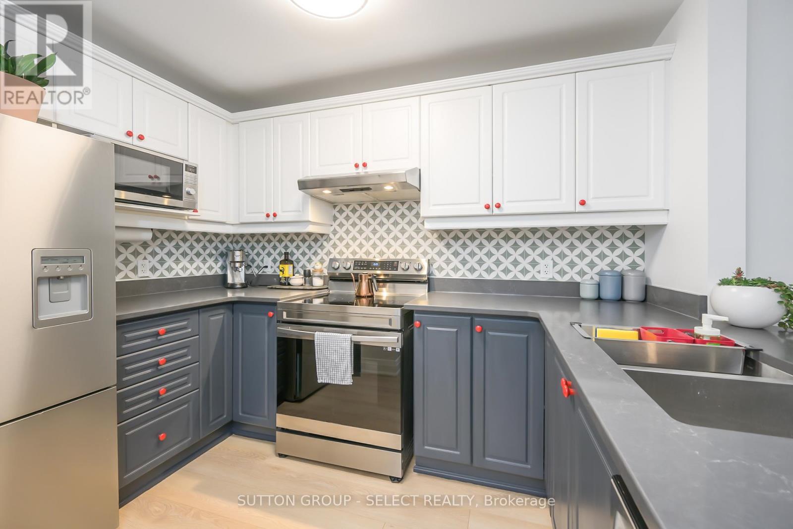 903 - 544 Talbot Street, London East (East E), ON - Indoor Photo Showing Kitchen With Stainless Steel Kitchen With Double Sink
