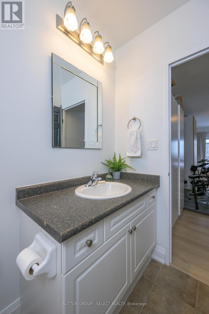 903 - 544 Talbot Street, London East (East E), ON - Indoor Photo Showing Bathroom