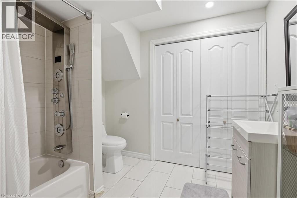 162 West Oak Trail, Kitchener, ON - Indoor Photo Showing Bathroom