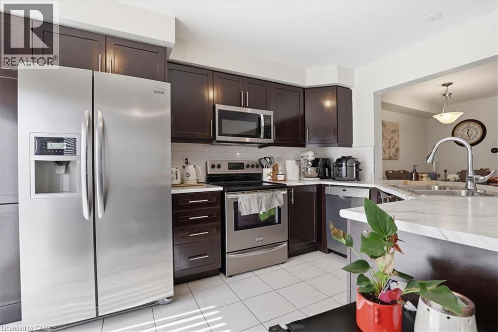 162 West Oak Trail, Kitchener, ON - Indoor Photo Showing Kitchen With Double Sink With Upgraded Kitchen