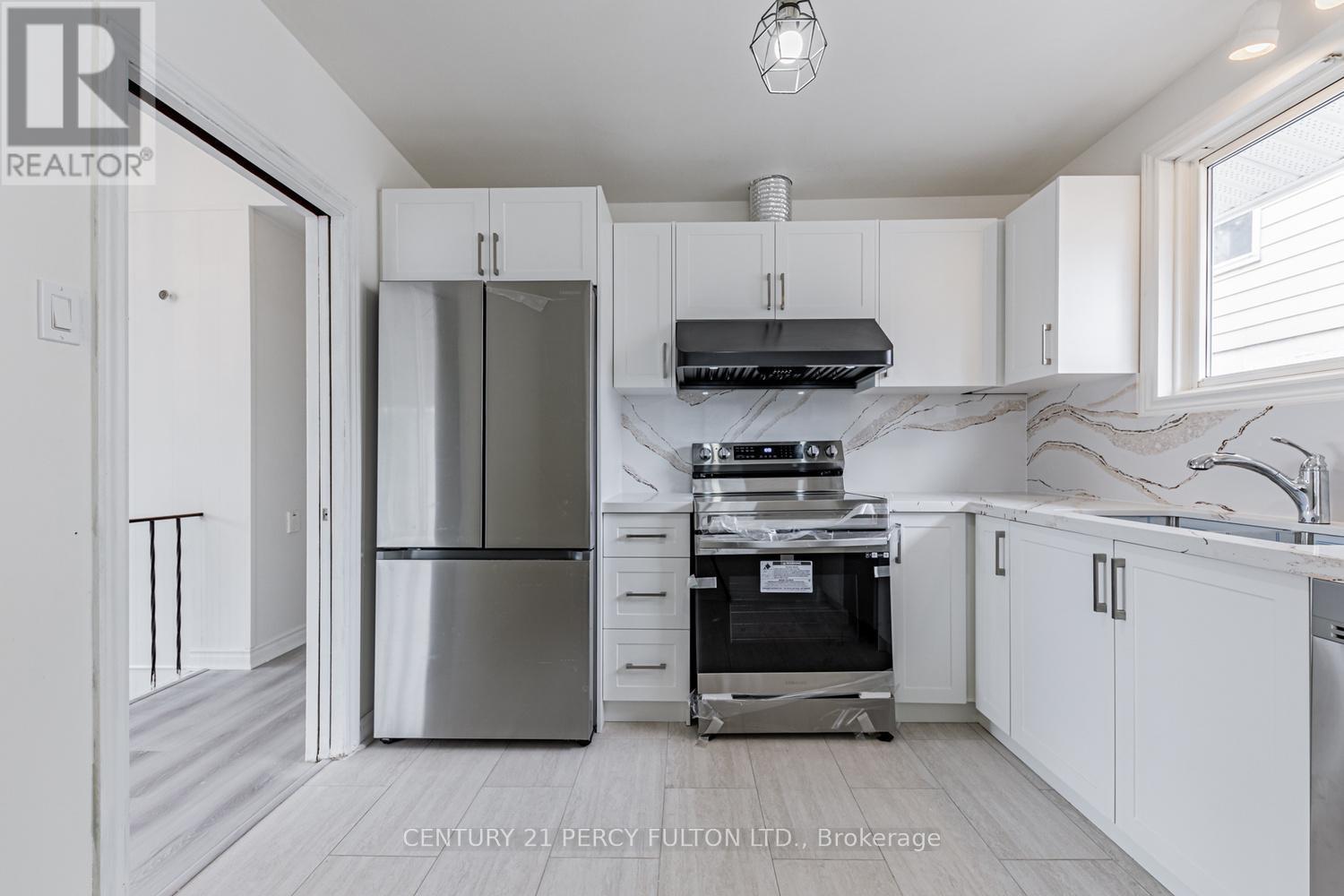 55 Glovers Road E, Oshawa, ON - Indoor Photo Showing Kitchen