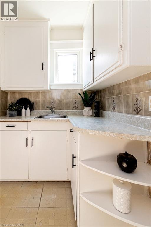 58 Edgemont Street N, Hamilton, ON - Indoor Photo Showing Kitchen