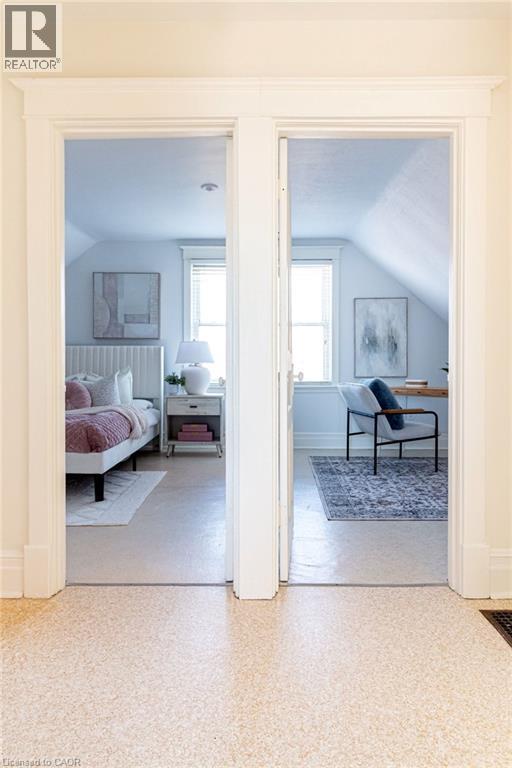 58 Edgemont Street N, Hamilton, ON - Indoor Photo Showing Bedroom