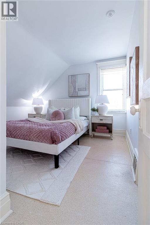 58 Edgemont Street N, Hamilton, ON - Indoor Photo Showing Bedroom