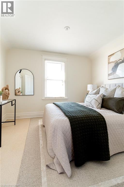 58 Edgemont Street N, Hamilton, ON - Indoor Photo Showing Bedroom