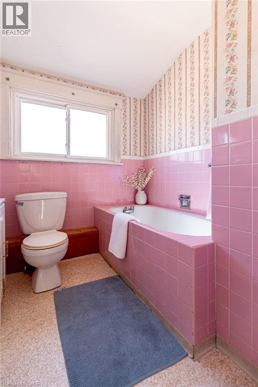 58 Edgemont Street N, Hamilton, ON - Indoor Photo Showing Bathroom