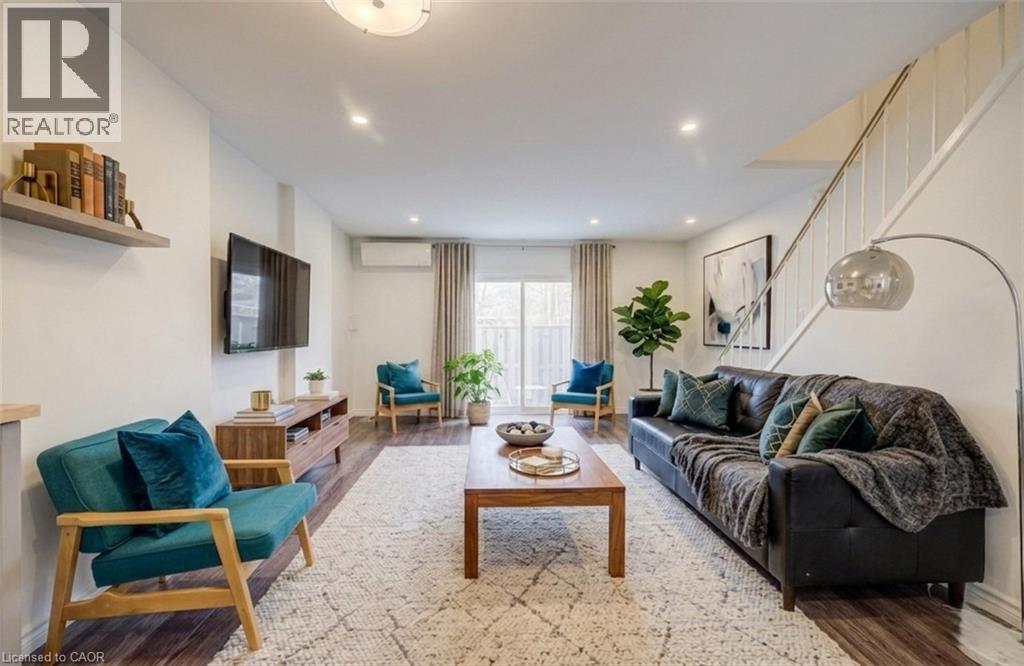 184 Westcourt Place, Waterloo, ON - Indoor Photo Showing Living Room