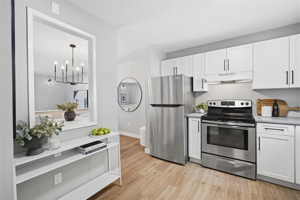 D 57 Apple Lane, Winnipeg, MB - Indoor Photo Showing Kitchen With Stainless Steel Kitchen With Upgraded Kitchen