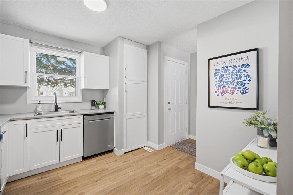 D 57 Apple Lane, Winnipeg, MB - Indoor Photo Showing Kitchen