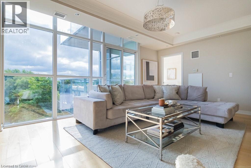 551 Maple Avenue Unit# 607, Burlington, ON - Indoor Photo Showing Living Room