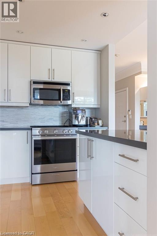 551 Maple Avenue Unit# 607, Burlington, ON - Indoor Photo Showing Kitchen With Upgraded Kitchen