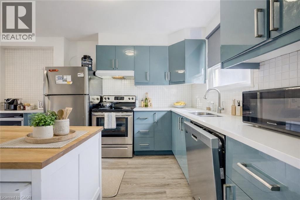 174 Westcourt Place, Waterloo, ON - Indoor Photo Showing Kitchen With Stainless Steel Kitchen With Double Sink With Upgraded Kitchen