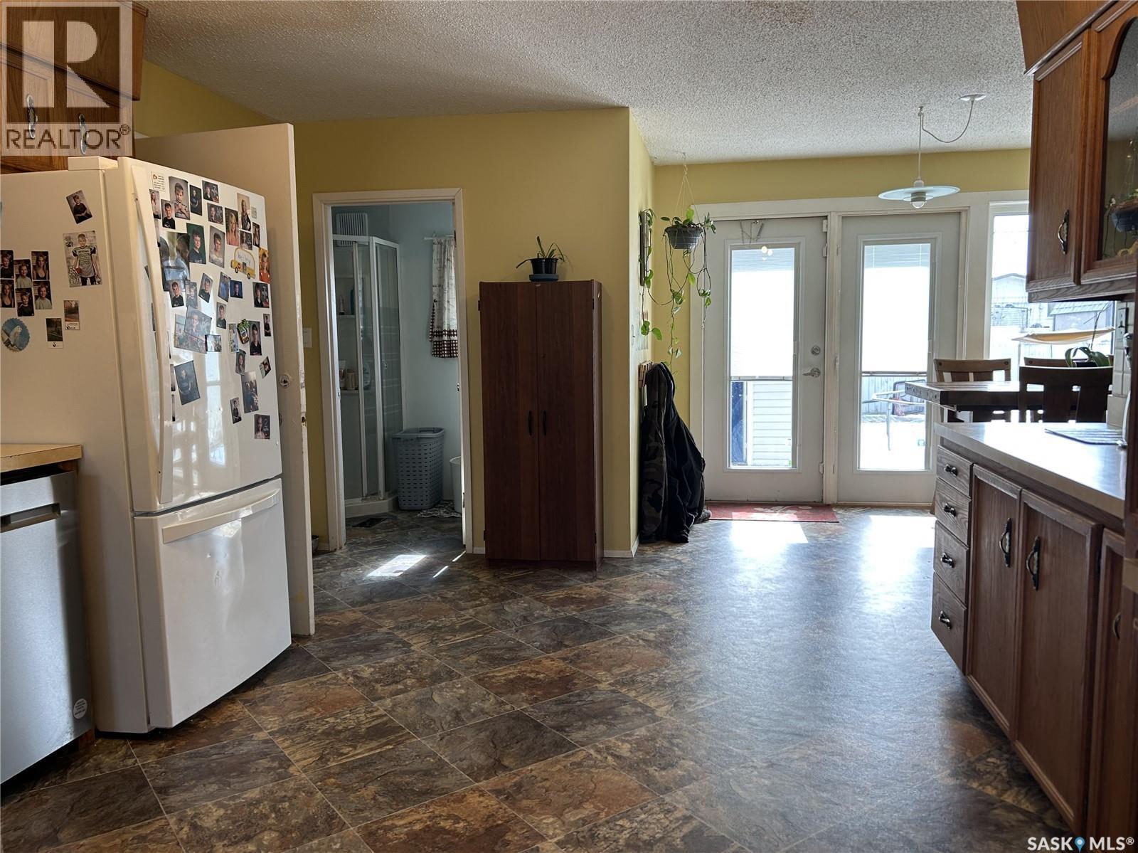 918 Albert Street, Estevan, SK - Indoor Photo Showing Kitchen