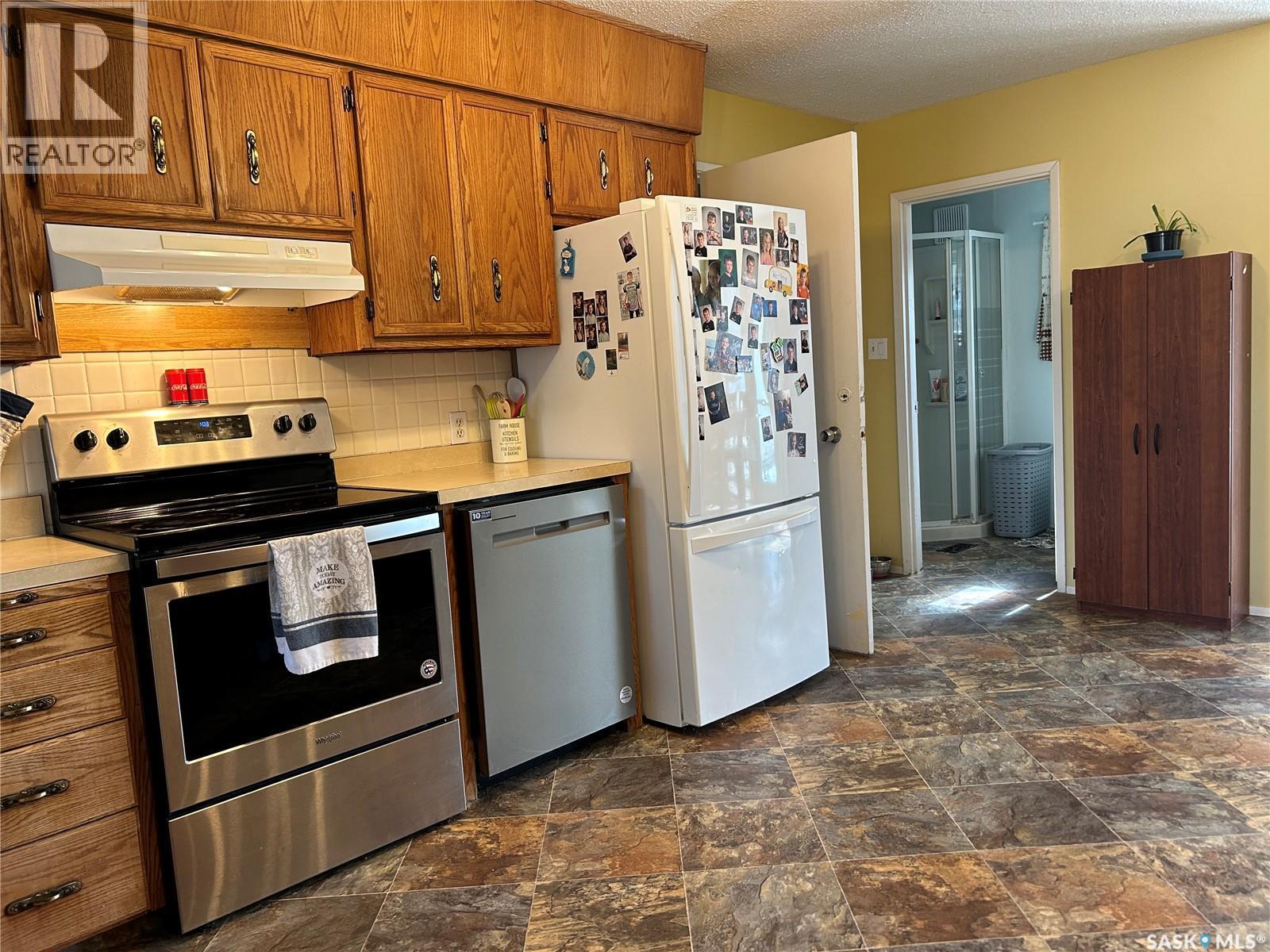 918 Albert Street, Estevan, SK - Indoor Photo Showing Kitchen