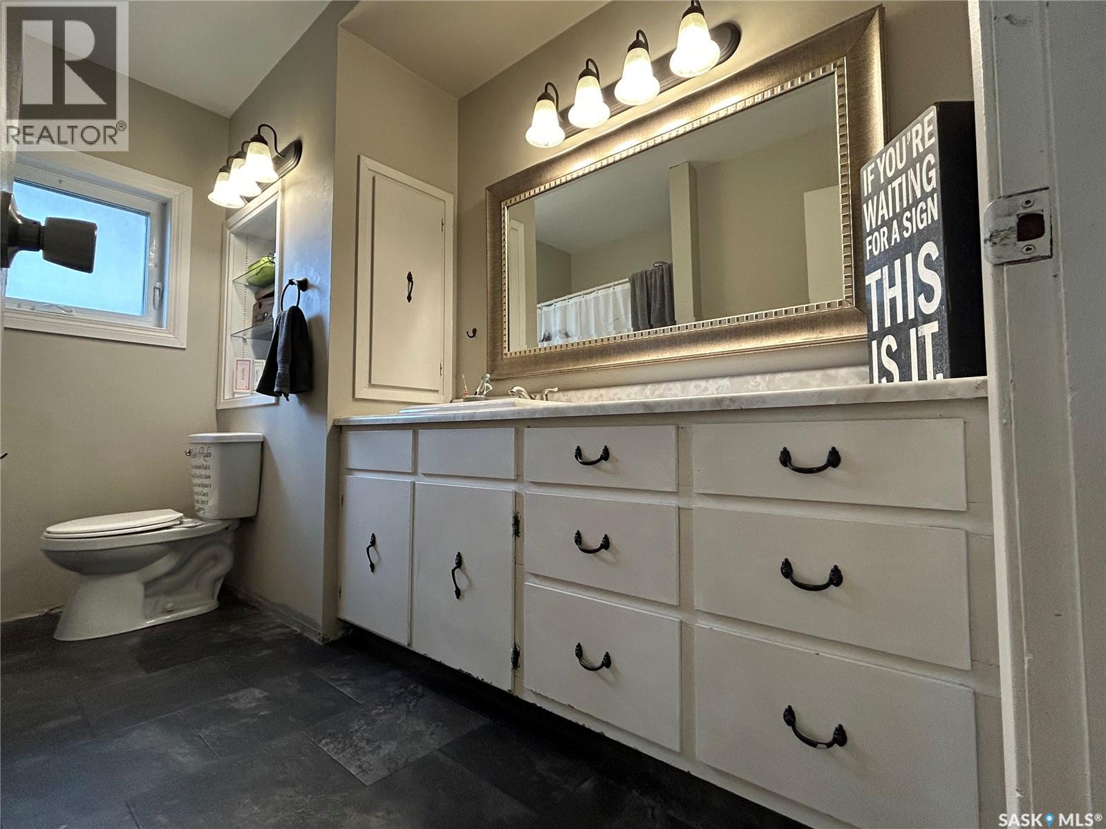 918 Albert Street, Estevan, SK - Indoor Photo Showing Bathroom