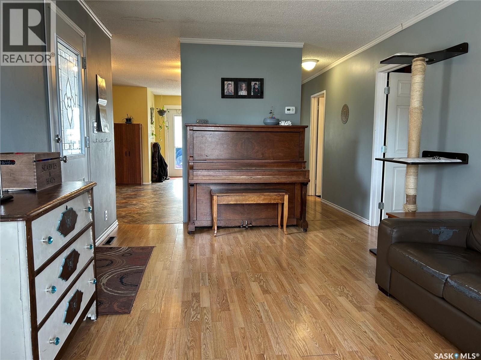 918 Albert Street, Estevan, SK - Indoor Photo Showing Living Room