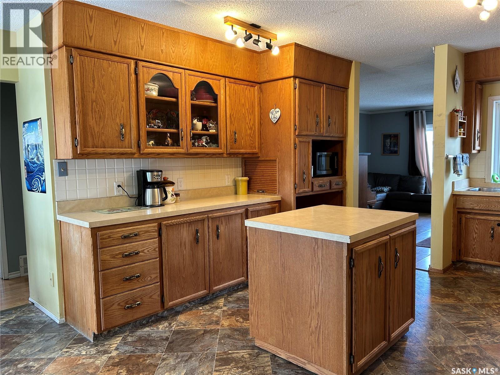 918 Albert Street, Estevan, SK - Indoor Photo Showing Kitchen