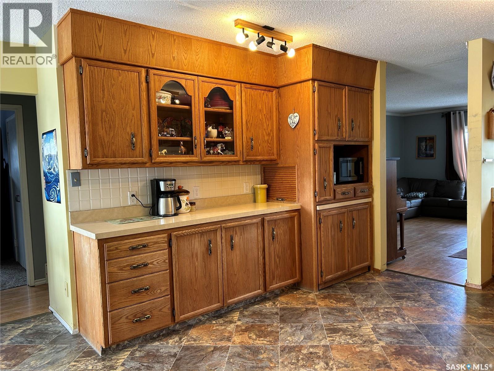 918 Albert Street, Estevan, SK - Indoor Photo Showing Kitchen