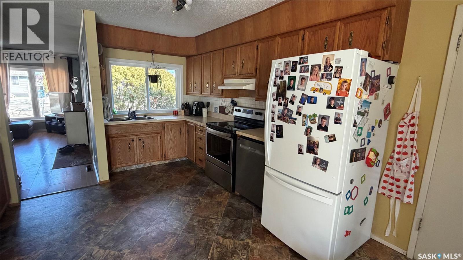 918 Albert Street, Estevan, SK - Indoor Photo Showing Kitchen With Double Sink