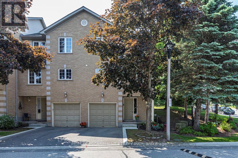 1 - 31 Moss Boulevard, Hamilton, ON - Outdoor