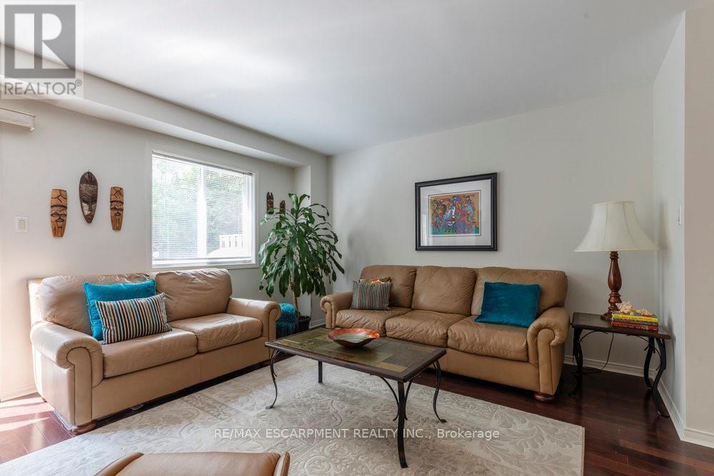 1 - 31 Moss Boulevard, Hamilton, ON - Indoor Photo Showing Living Room