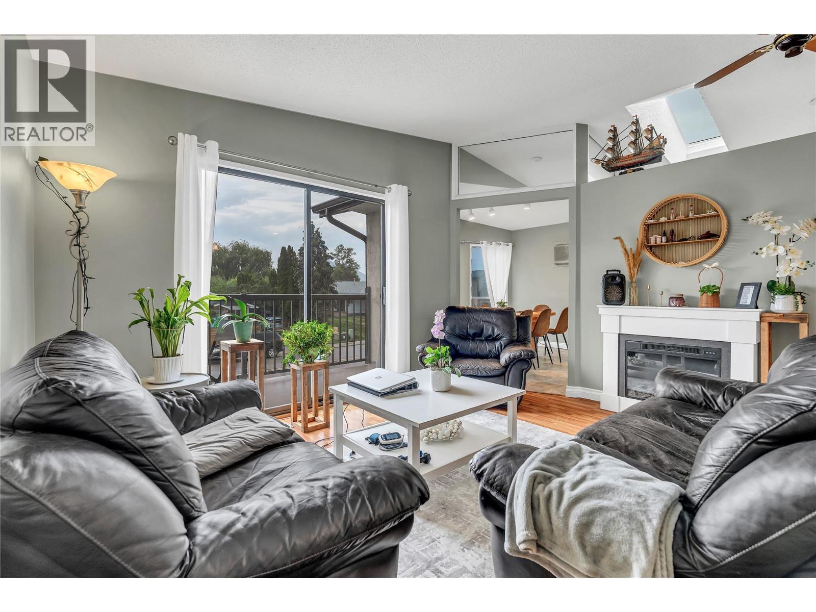 2494 Cornwall Drive, Penticton, BC - Indoor Photo Showing Living Room With Fireplace