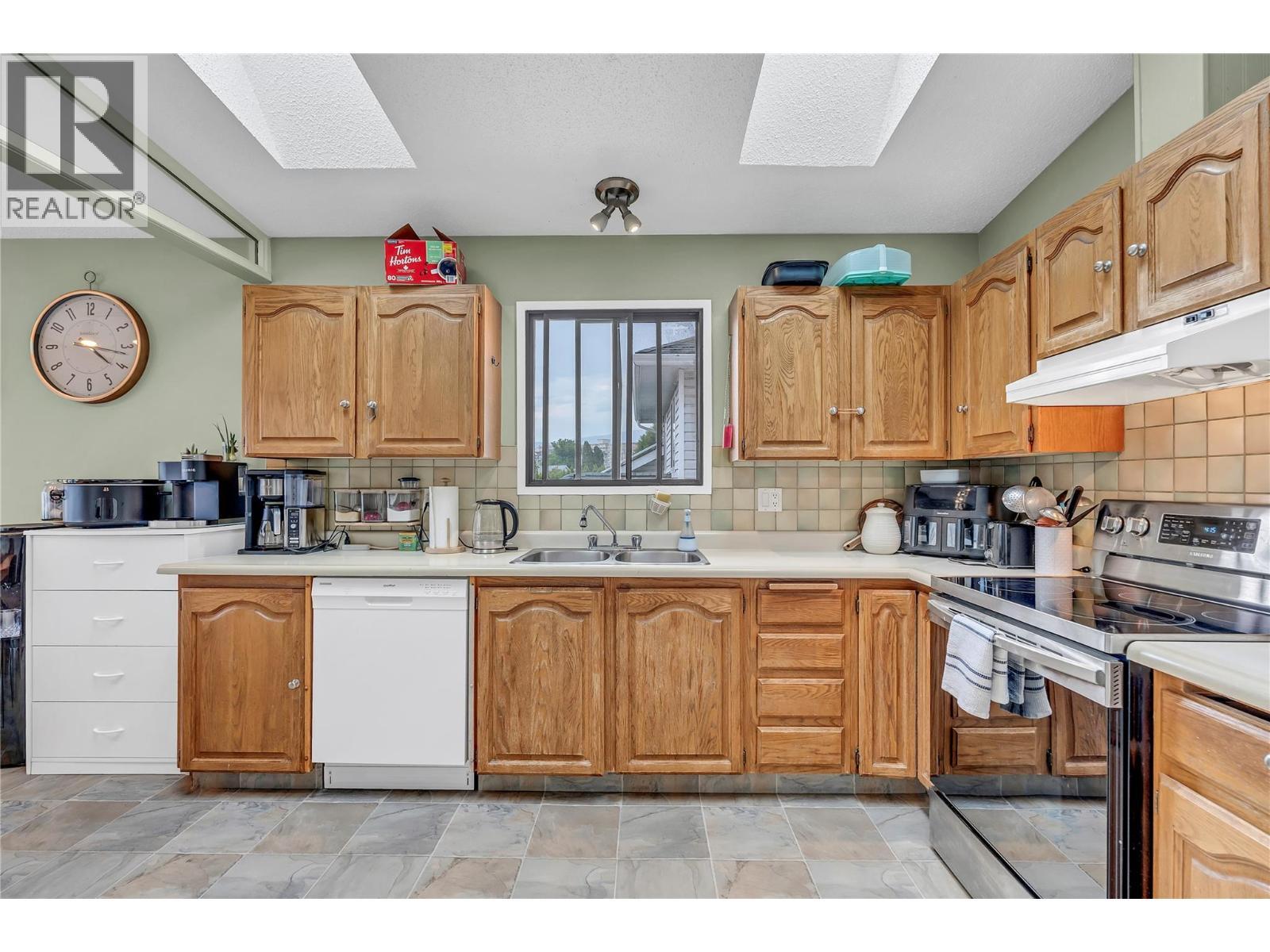 2494 Cornwall Drive, Penticton, BC - Indoor Photo Showing Kitchen With Double Sink