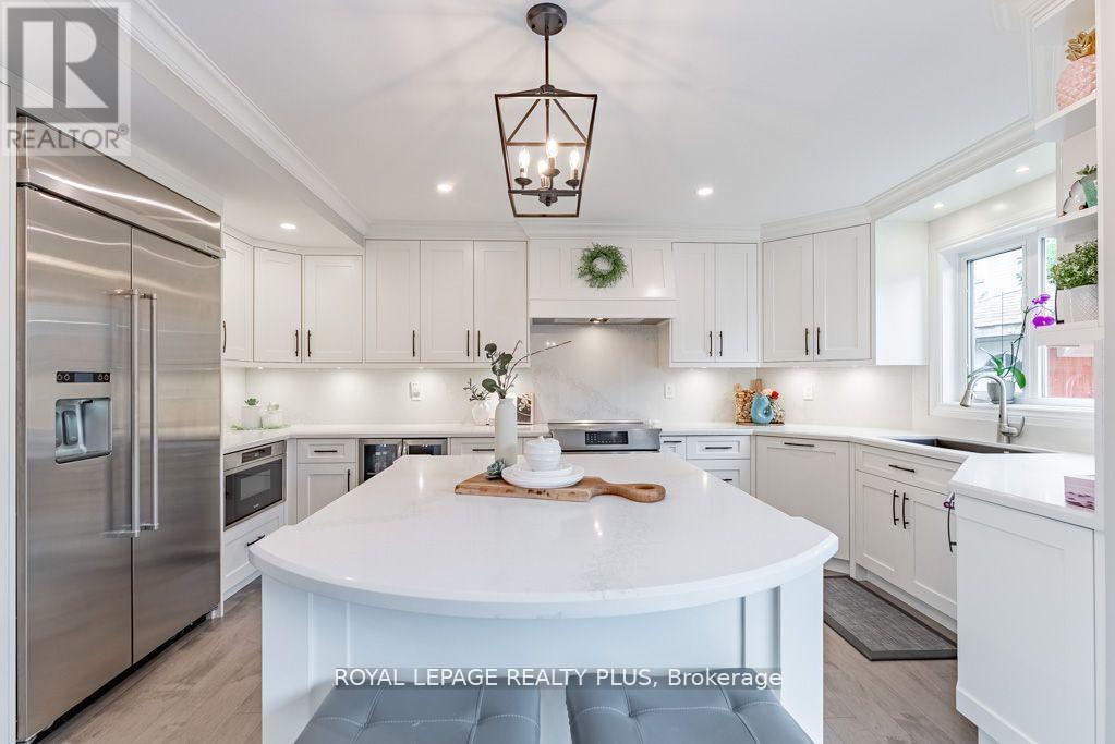 20 Navy Crescent, Brampton, ON - Indoor Photo Showing Kitchen With Upgraded Kitchen