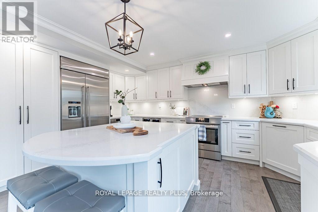 20 Navy Crescent, Brampton, ON - Indoor Photo Showing Kitchen With Upgraded Kitchen