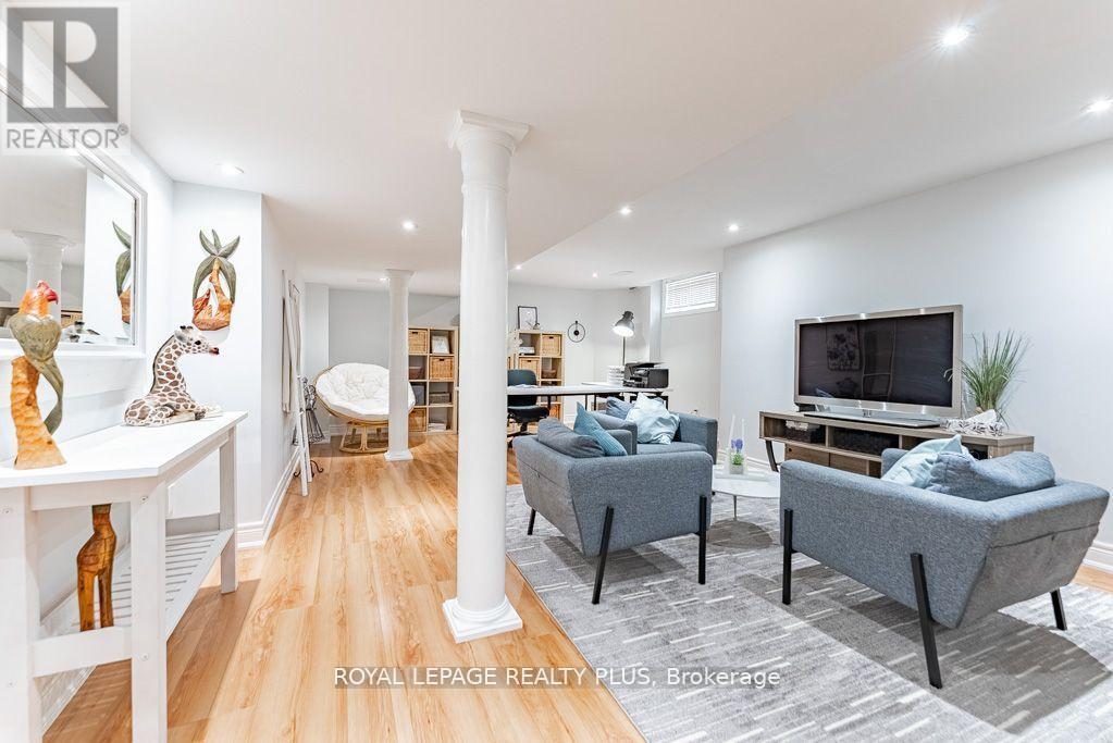 20 Navy Crescent, Brampton, ON - Indoor Photo Showing Living Room