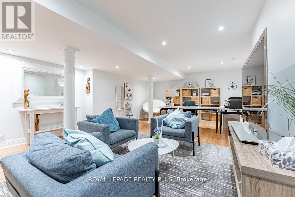 20 Navy Crescent, Brampton, ON - Indoor Photo Showing Living Room