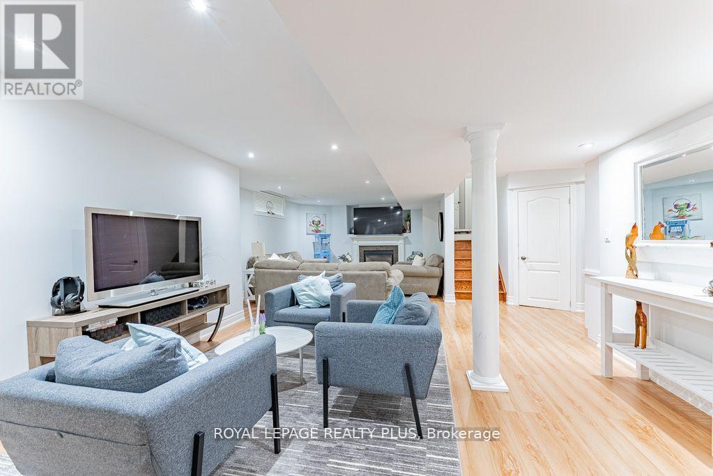 20 Navy Crescent, Brampton, ON - Indoor Photo Showing Living Room