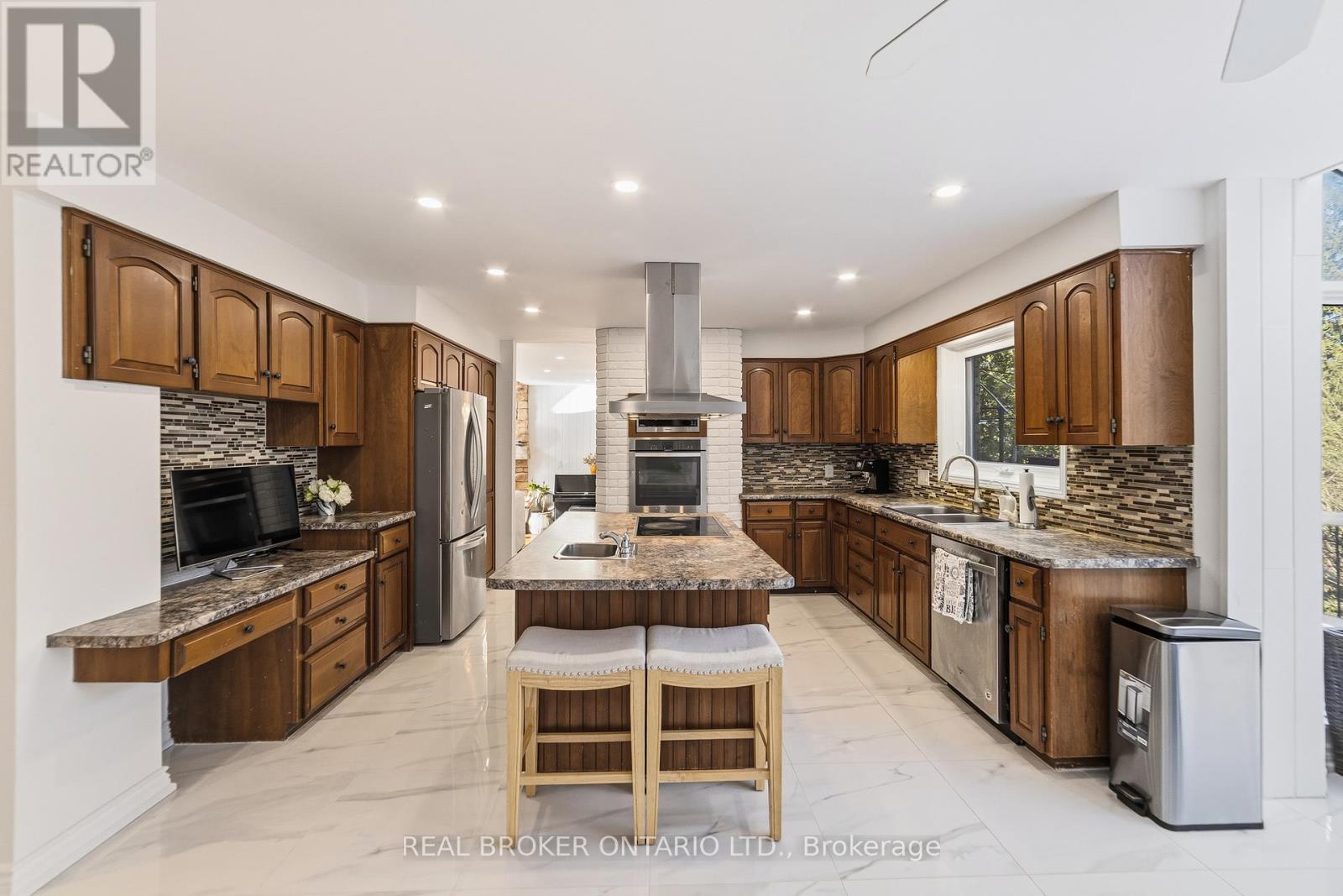 39 Templer Drive, Hamilton, ON - Indoor Photo Showing Kitchen With Double Sink