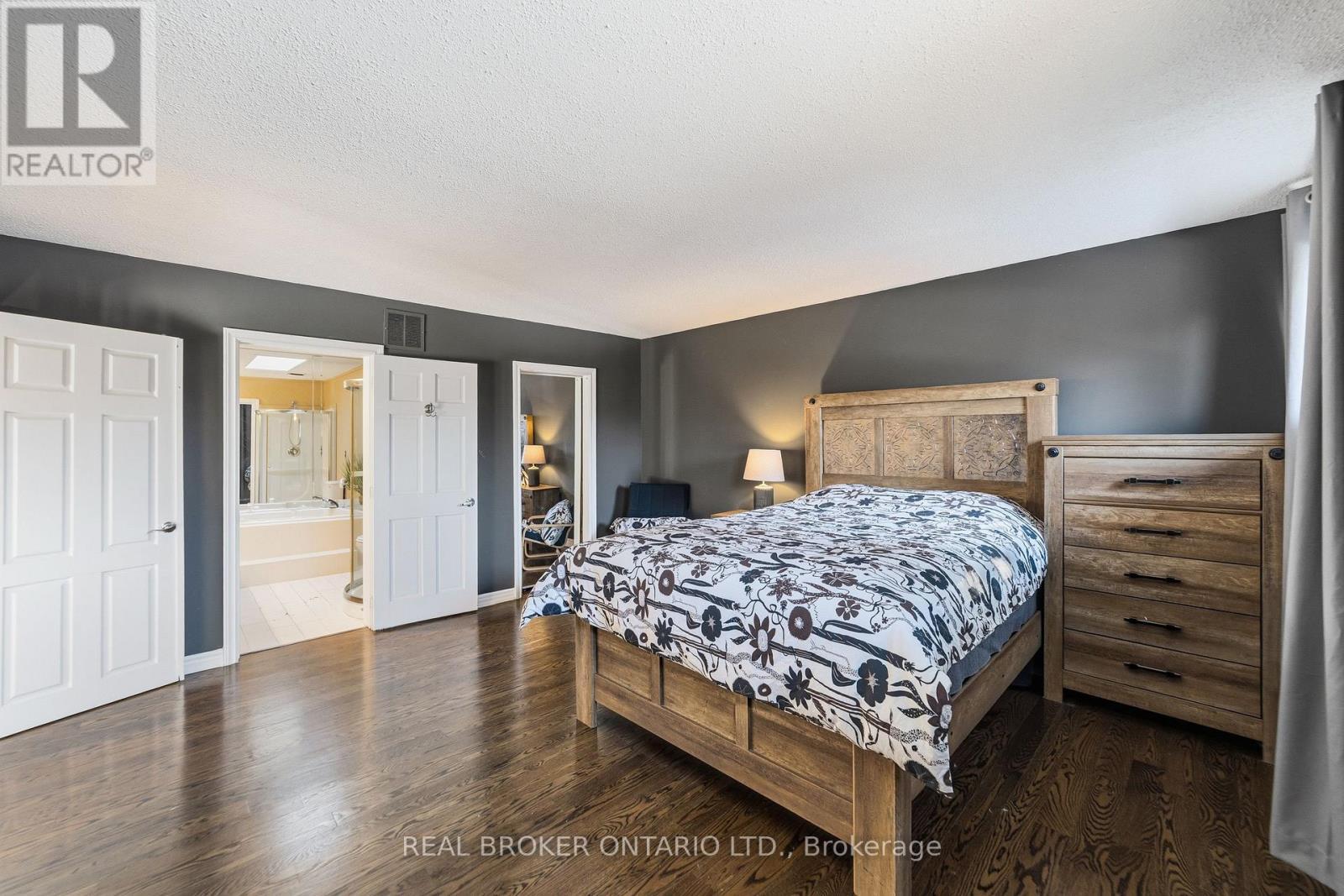 39 Templer Drive, Hamilton, ON - Indoor Photo Showing Bedroom