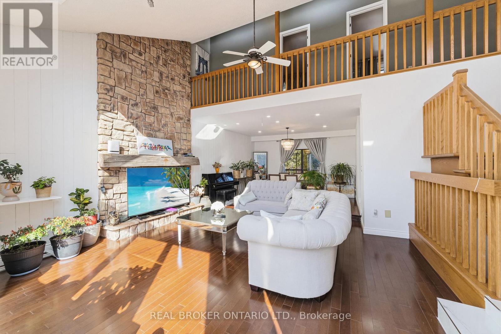39 Templer Drive, Hamilton, ON - Indoor Photo Showing Living Room